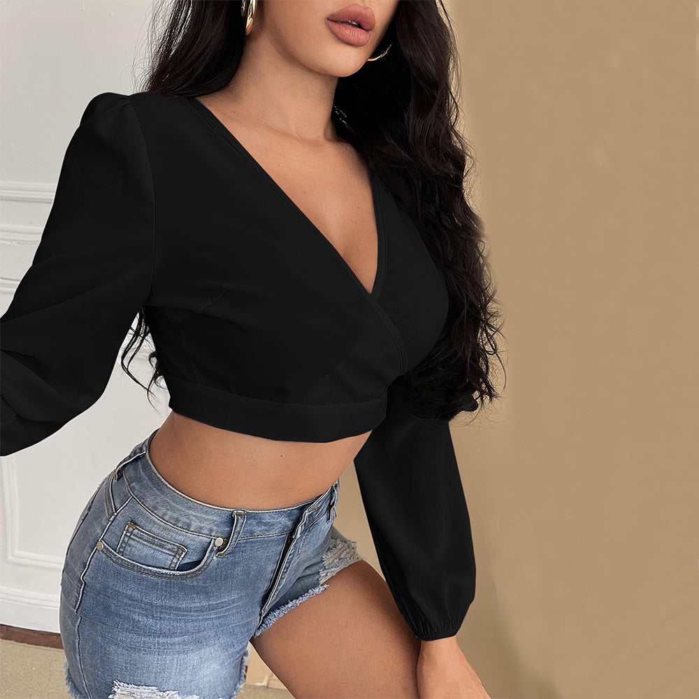 Kvinders cropped top med dyb V-hals og elegante puffærmer Stilla