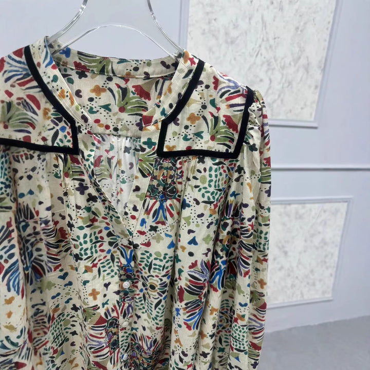 Damebluse med detaljeret blomsterdesign og elegante accenter Stilla