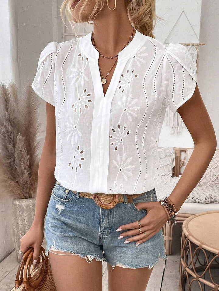 Damebluse med fint hulbroderi og moderne puffærmer Stilla