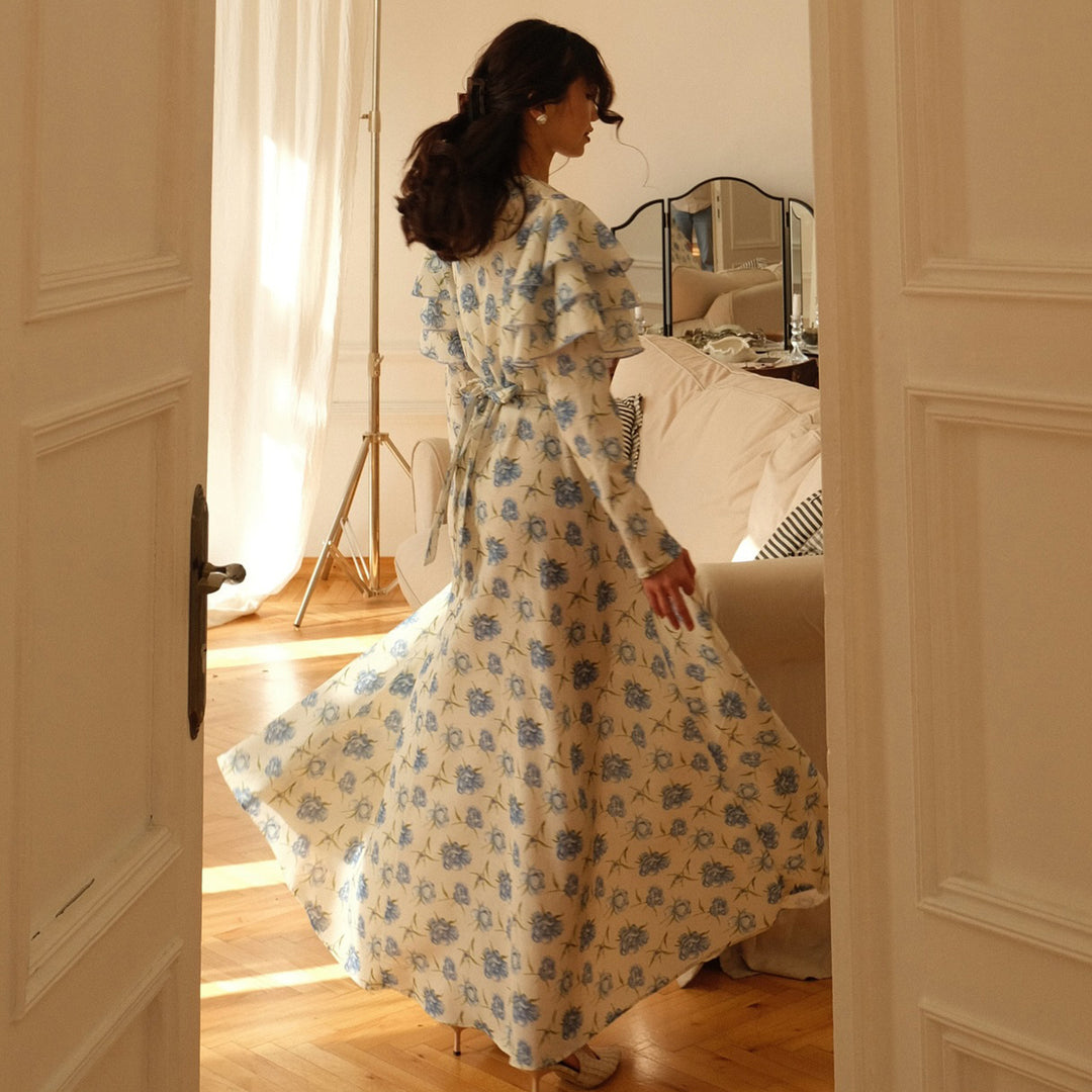 Kvinders maxi kjole med romantisk rynke design og blomsterdetaljer