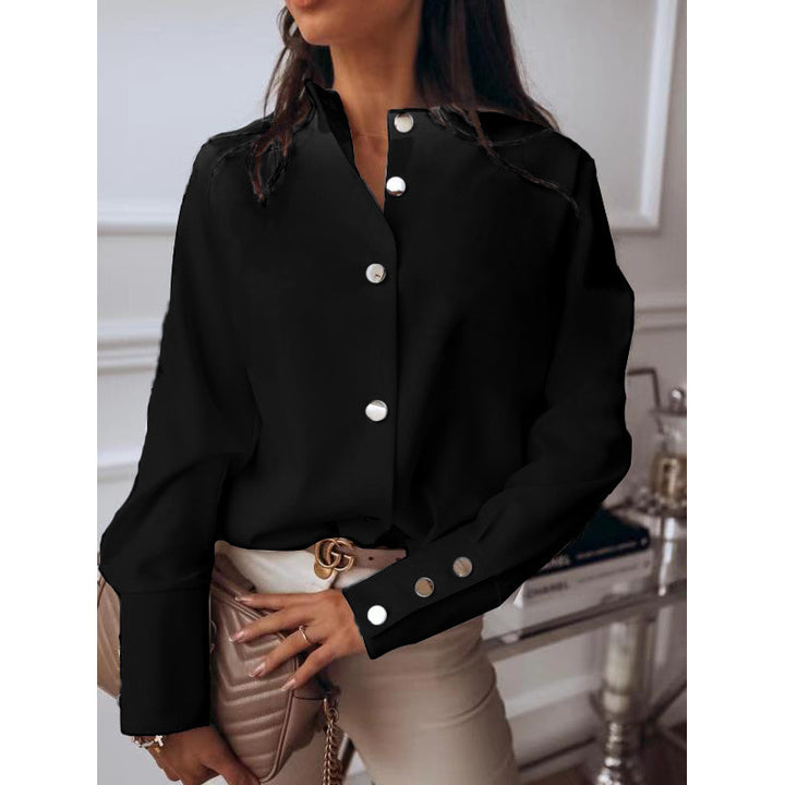 Damebluse med moderne krave og dekorative knapper Skovae