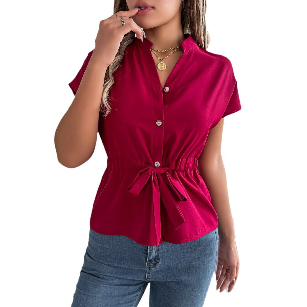 Damebluse med taljeret snøring og rynket design Stilla