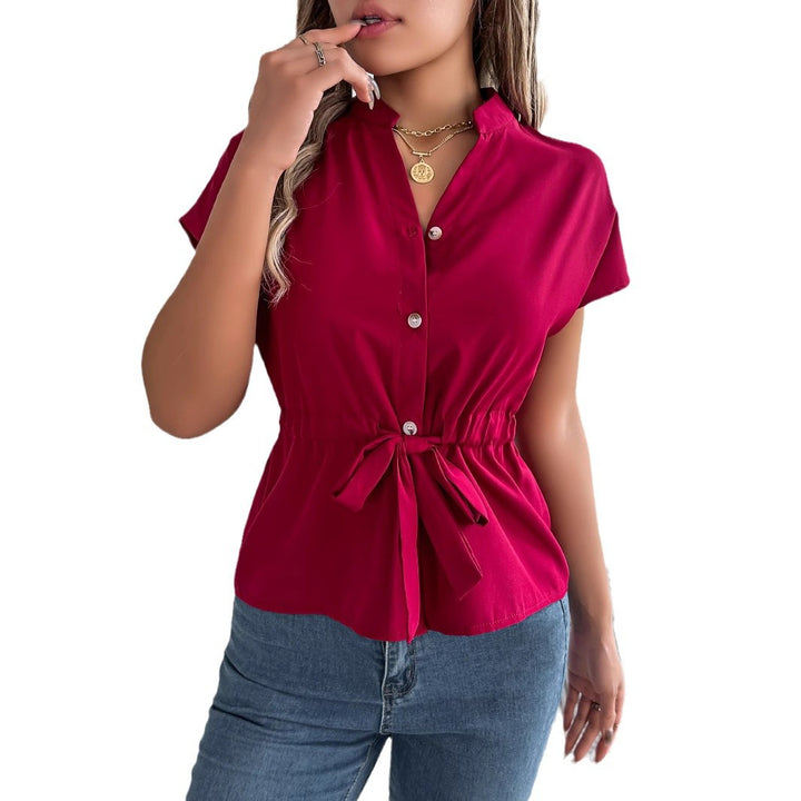 Damebluse med taljeret snøring og rynket design Stilla