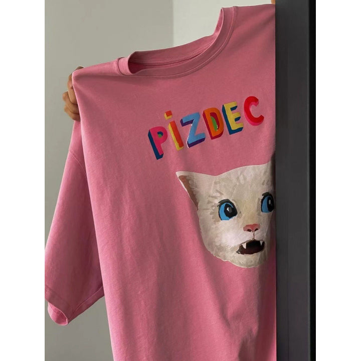 Dame T-shirt med kunstnerisk kattemotiv og livlig skrift Stilla