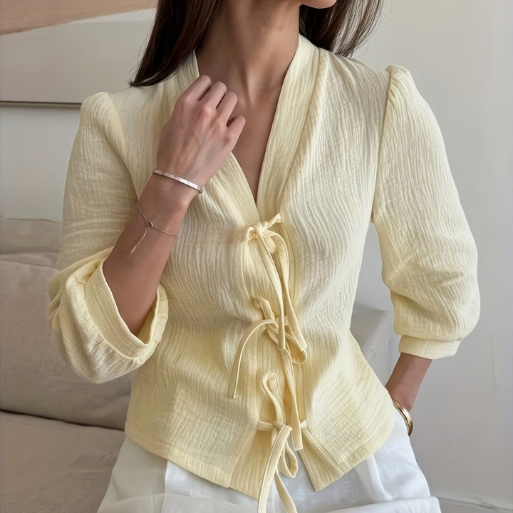 Dame stilfuld bluse med bindingsbånd og struktureret design Stilla