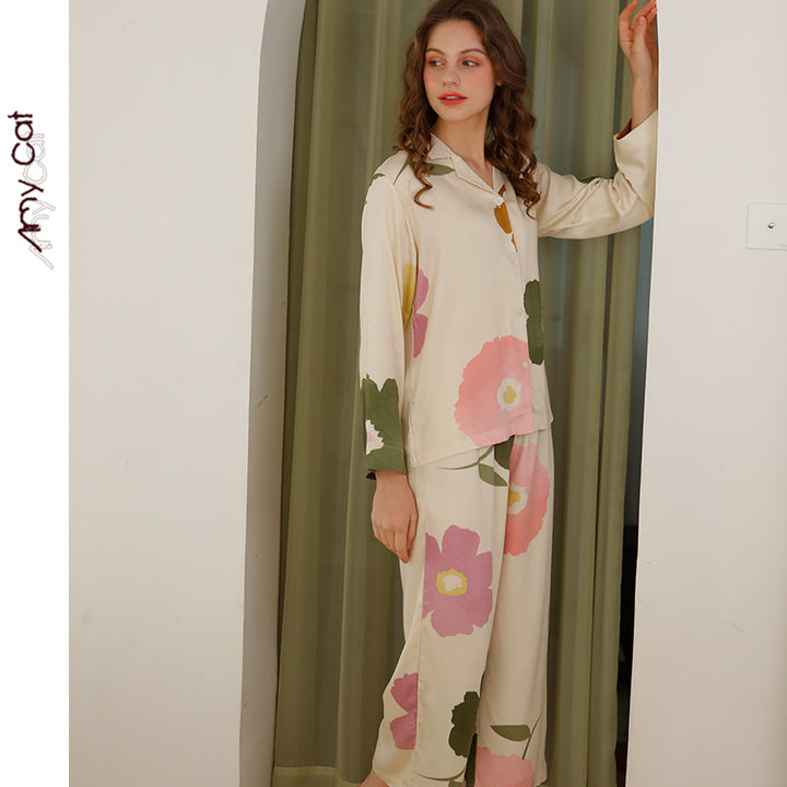 Damer pyjamasæt i silkeagtigt blødt stof med blomsterdesign og klassisk snit Stilla