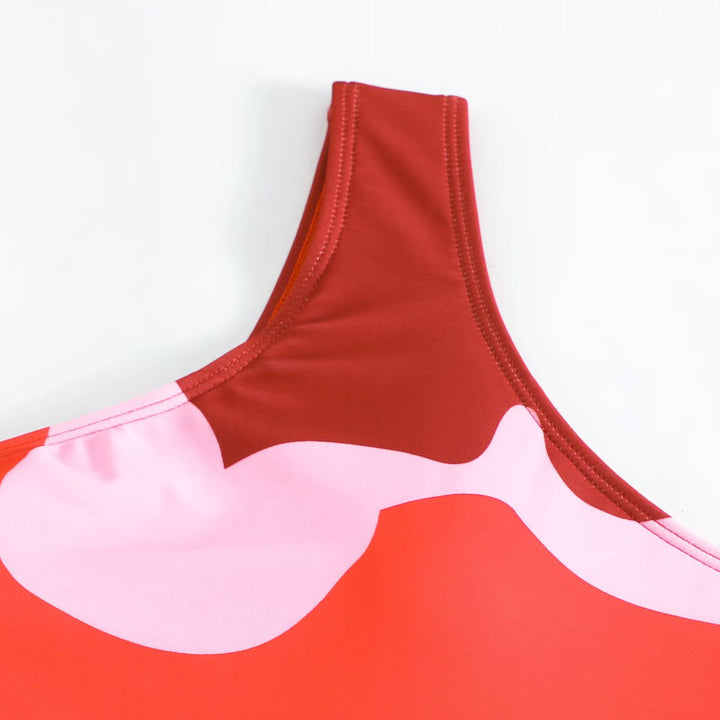 Dame one-piece badedragt i moderne design med unikt grafisk mønster Skovae