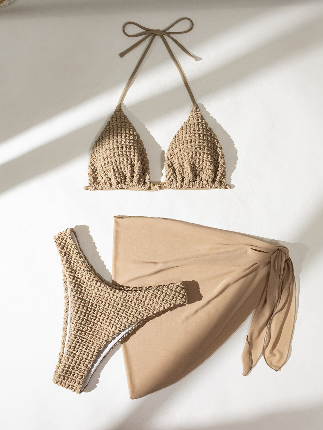 Dame triangel-bikini med moderne omslagsnederdel og raffineret detalje Stilla