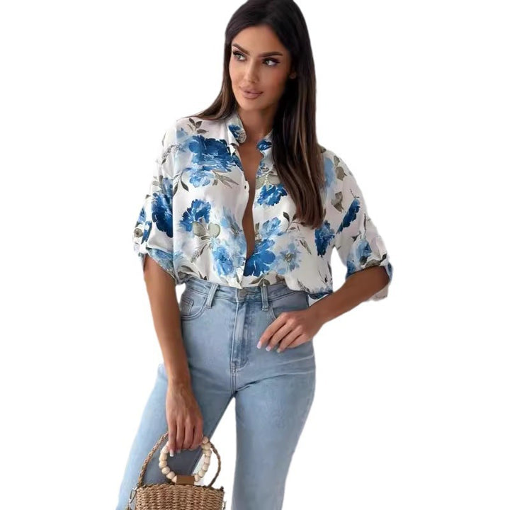 Damebluse med blomstret tryk og dyb V-udskæring Stilla