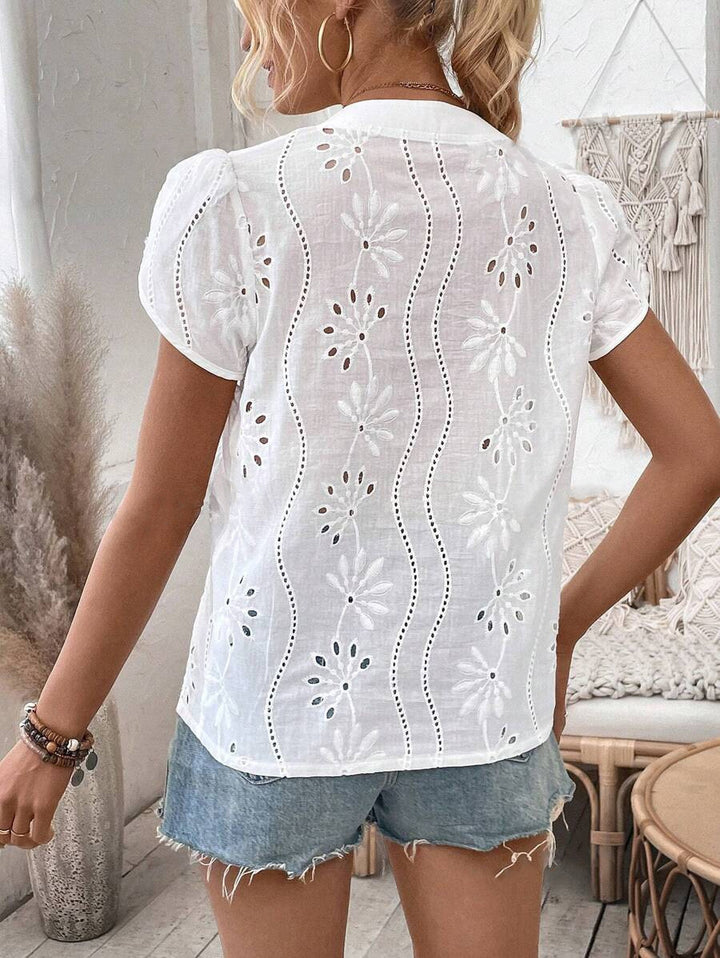 Damebluse med fint hulbroderi og moderne puffærmer Stilla