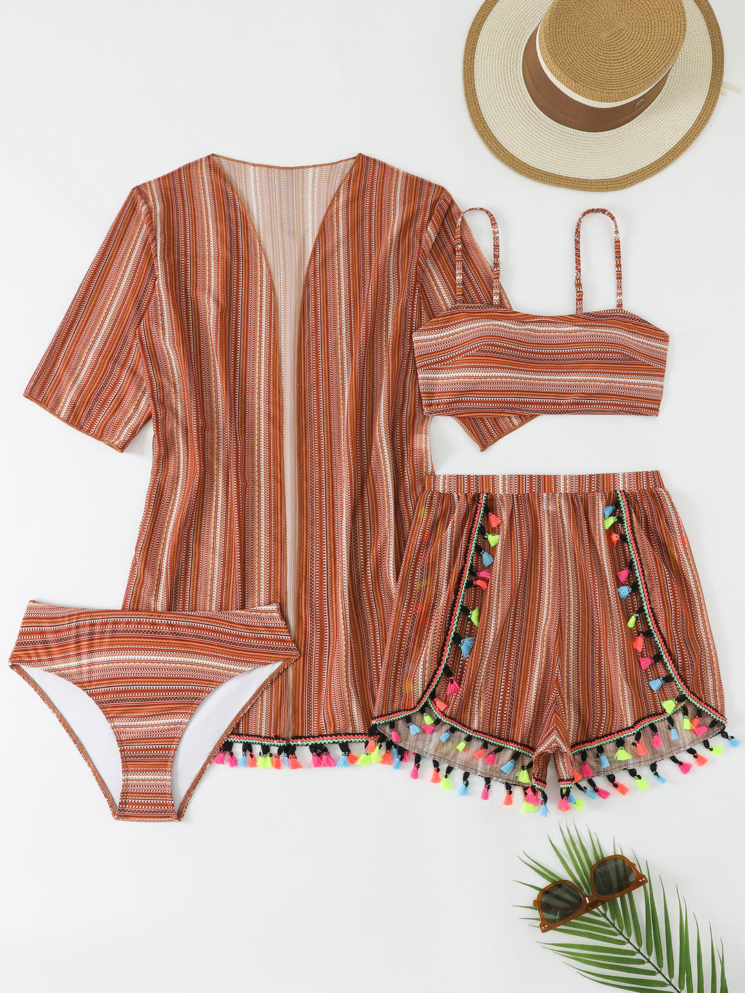 Dame Bikiniset med trendy strandkimono og farverige kvaster Skovae
