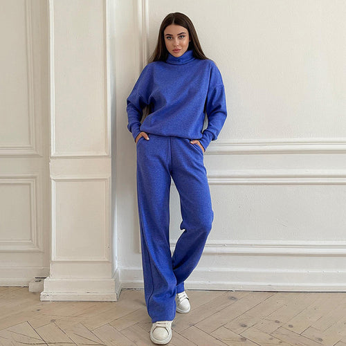 Dame sæt bestående af afslappet sweater med høj krave og komfortable bukser Stilla