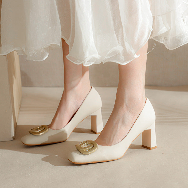 Femme Elegant Block-hæle med stilfuld metalaccent Stilla