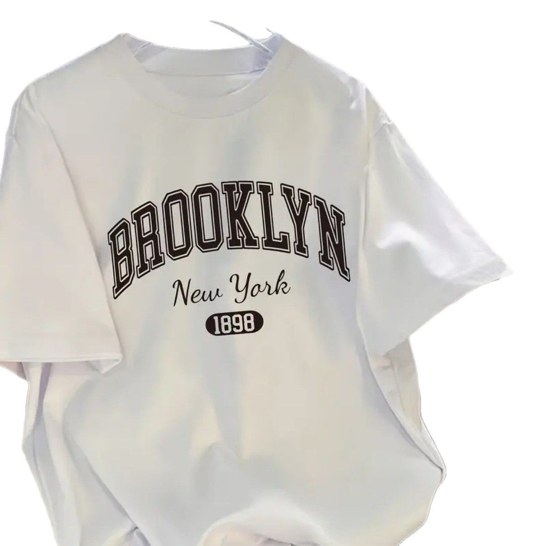 Dame T-shirt med afslappet Brooklyn tryk og minimalistisk pasform Stilla