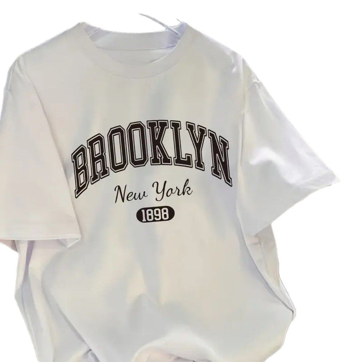 Dame T-shirt med afslappet Brooklyn tryk og minimalistisk pasform Stilla