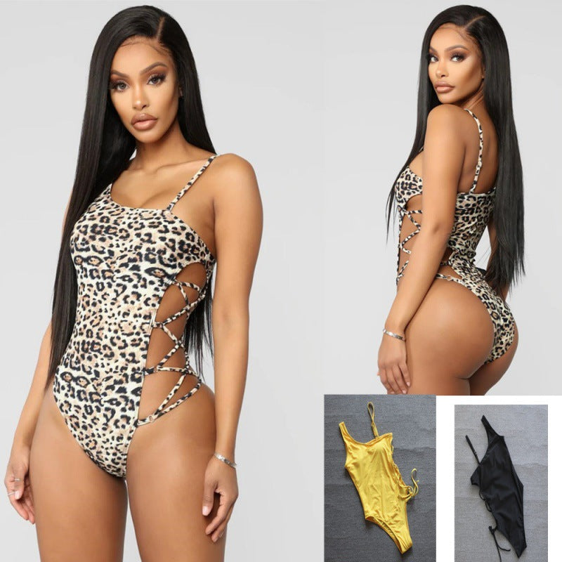 Dame heldragt badedragt med sidelige cut-outs og moderne leopardprint Skovae