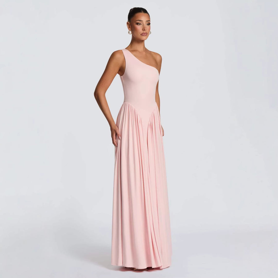 Kvinders elegante asymmetrisk maxikjole med flydende skørt og raffinerede draperingsdetaljer Skovae