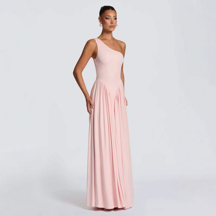 Kvinders elegante asymmetrisk maxikjole med flydende skørt og raffinerede draperingsdetaljer Skovae