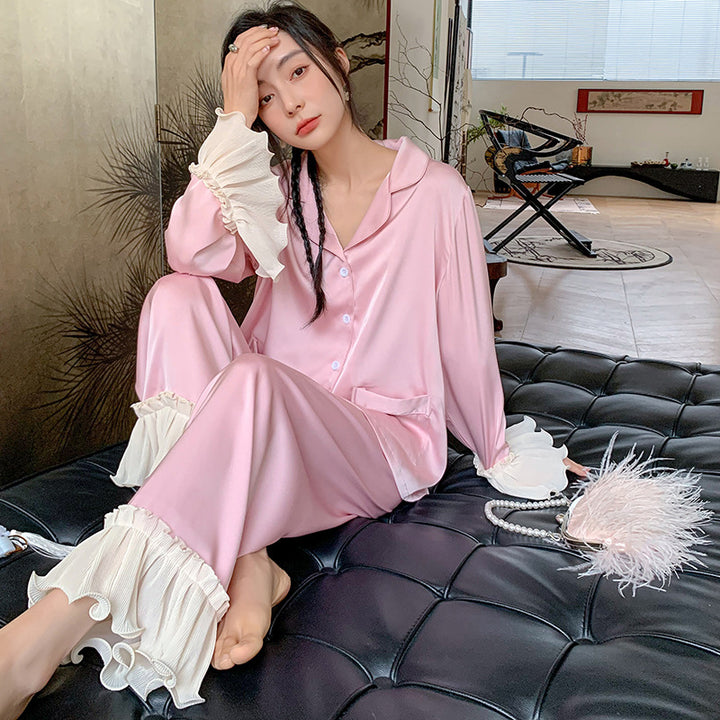 Dame luksuriøst satin pyjamadsæt med flæse-detaljer Stilla