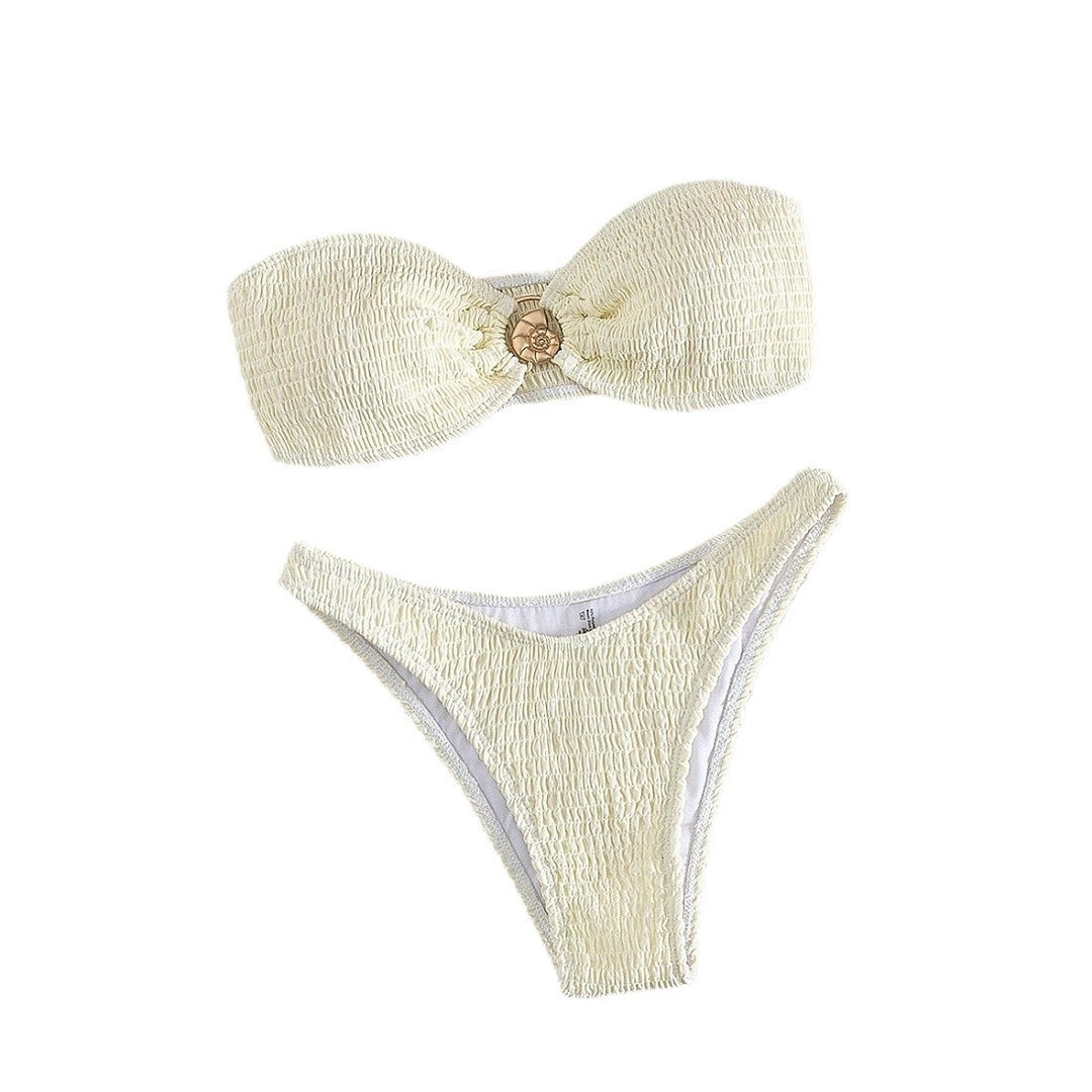 Dame bandeau-bikini med ruffle detaljer og moderne smykke accent Skovae