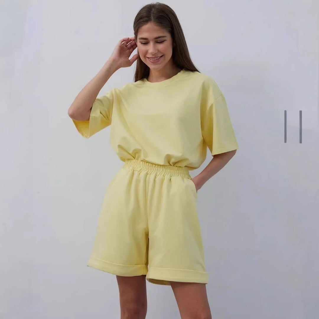 Kvinders afslappede loungedragt med oversized t-shirt og shorts Skovae