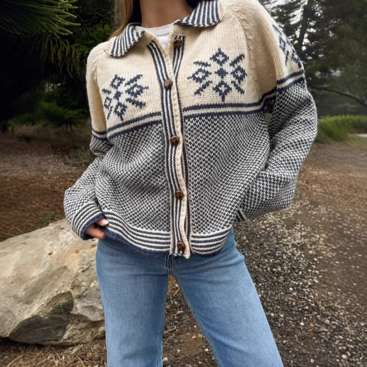 Kvinders cardigan med traditionelt mønster og knapstolpe Stilla