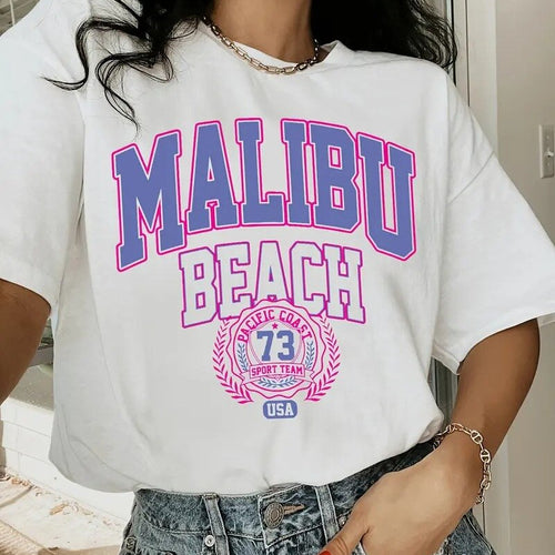 Dame Fashion T-shirt med sporty Malibu Beach print Stilla
