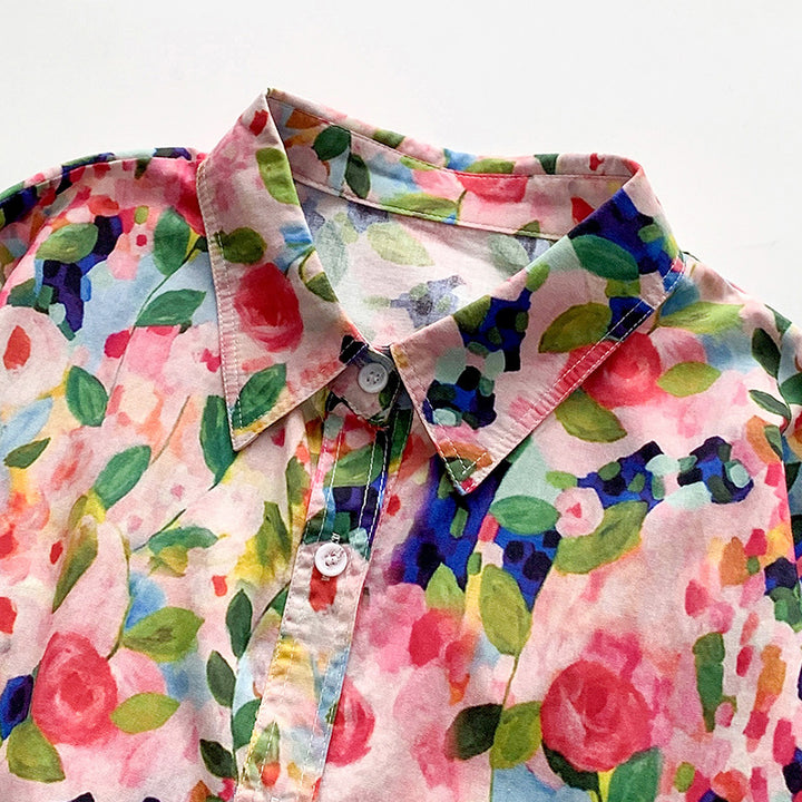 Damebluse med farverigt blomstermønster og løst fit Stilla
