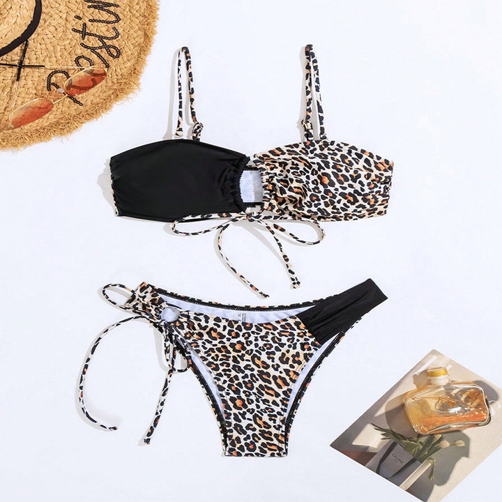 Dame bikini med asymmetrisk snit og legende knude Stilla