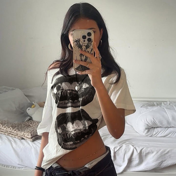 Dame T-shirt med glitrende korsdesign og afslappet pasform Skovae