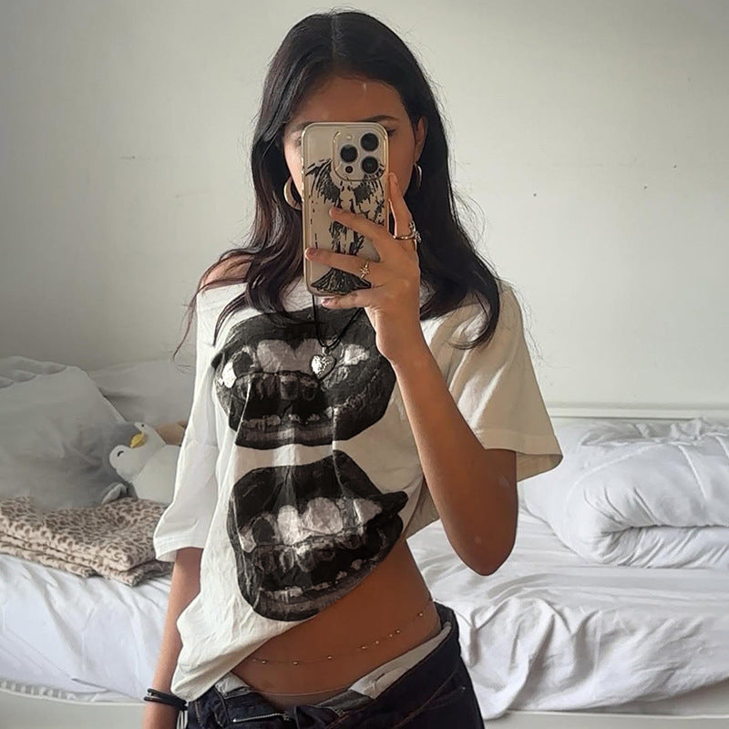 Dame afslappet T-shirt med glitrende korsdesign og generøs udskæring Skovae