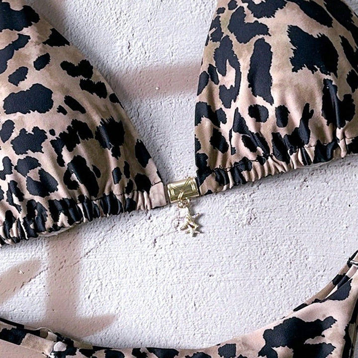 Dame triangel-bikini med moderigtigt leopardmønster og gyldne accenter Skovae