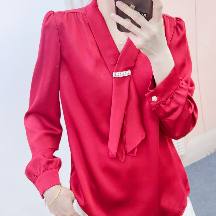 Damebluse med elegant slips-design og prydet krave Stilla