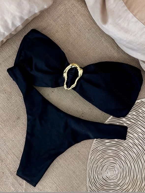 Dame bikini sæt med elegant knude og gyldne accentdetaljer Skovae