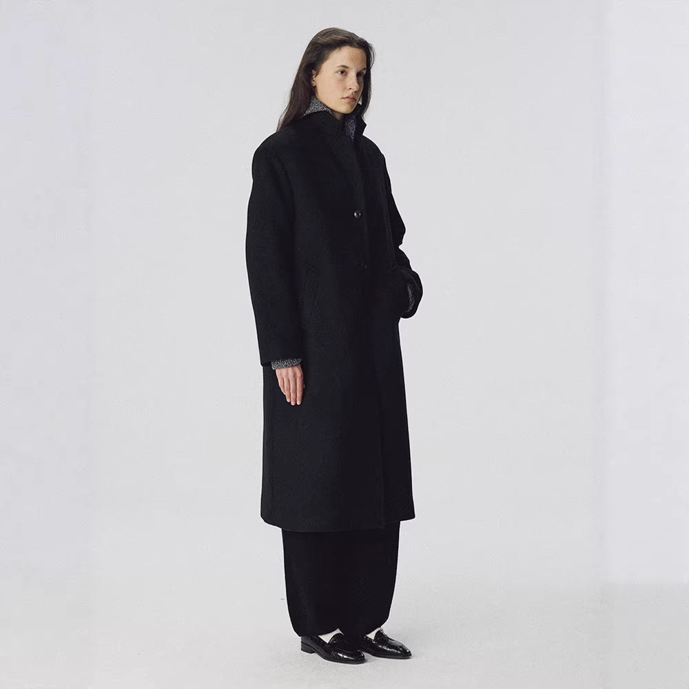 Kvindernes elegante lange frakke med stilfulde revers og påsyede lommer Stilla
