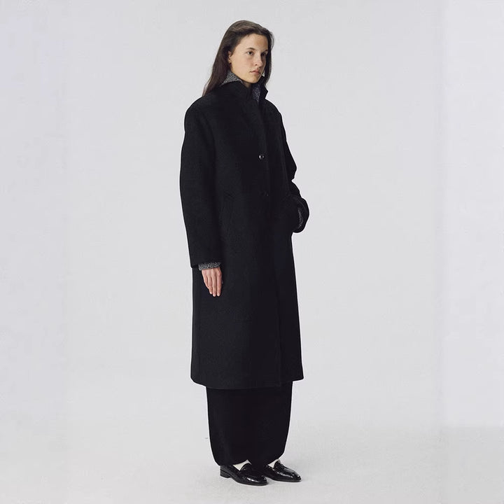 Kvindernes elegante lange frakke med stilfulde revers og påsyede lommer Stilla