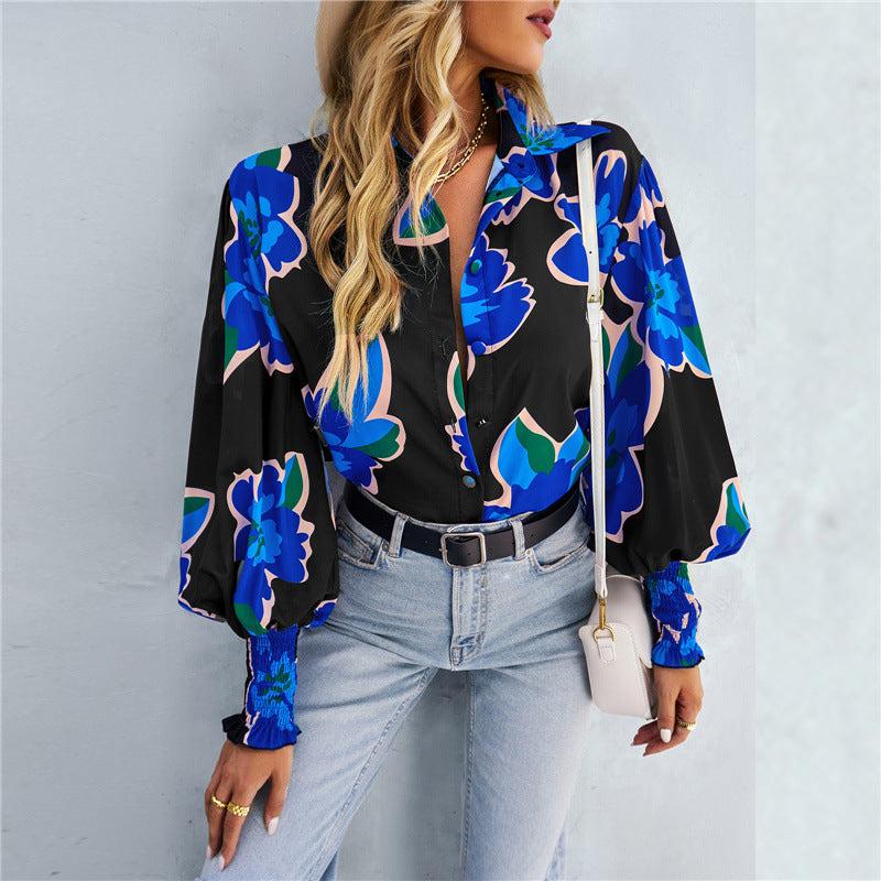 Damebluse med blomsterprint og klokkeærmer Stilla