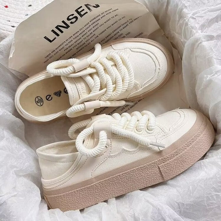 Dame sneakers i sporty-elegant design med tyk plateau og moderne snørebånd Stilla