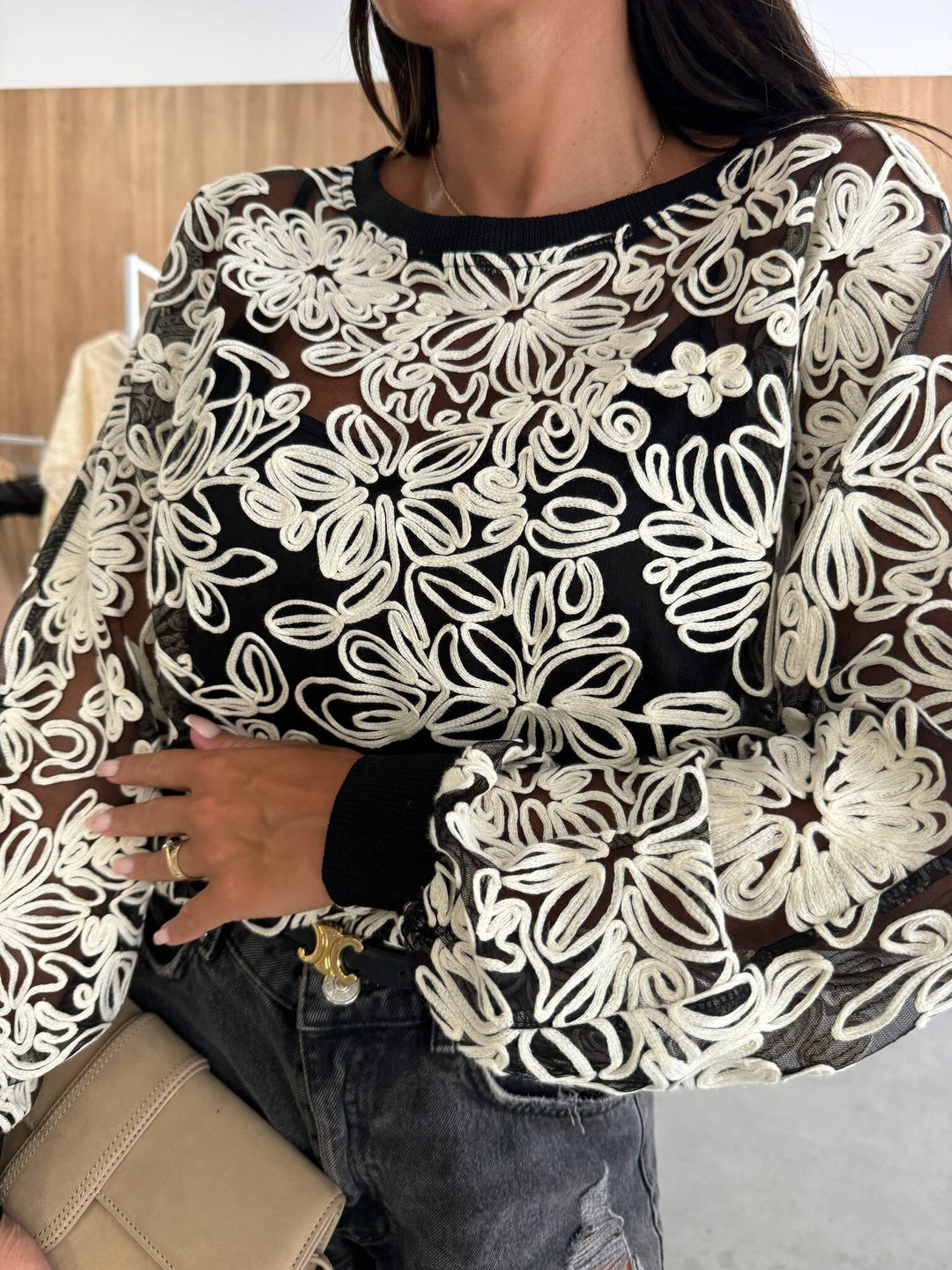 Dame mode tunika med blomsterbroderier og luftige ærmer Stilla