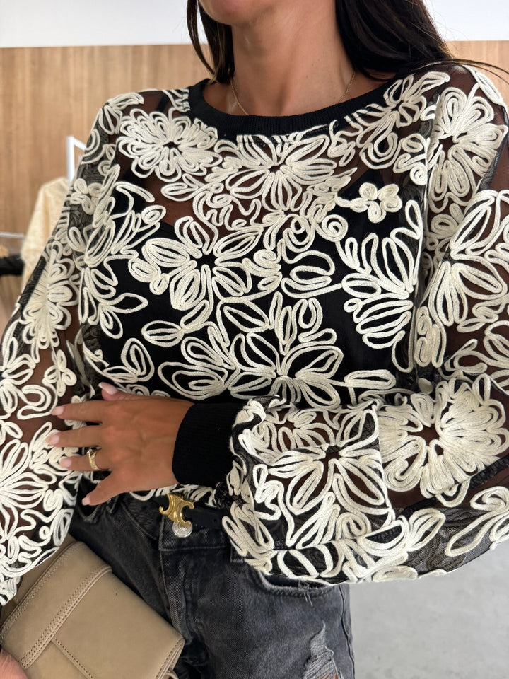 Dame mode tunika med blomsterbroderier og luftige ærmer Stilla