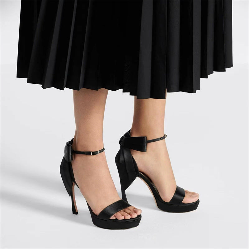Femme High-Platform Satin- hæl sandaler med dekorativ bånd-detalje Stilla