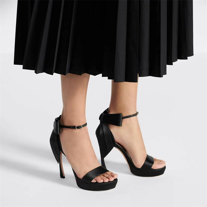 Femme High-Platform Satin- hæl sandaler med dekorativ bånd-detalje Stilla
