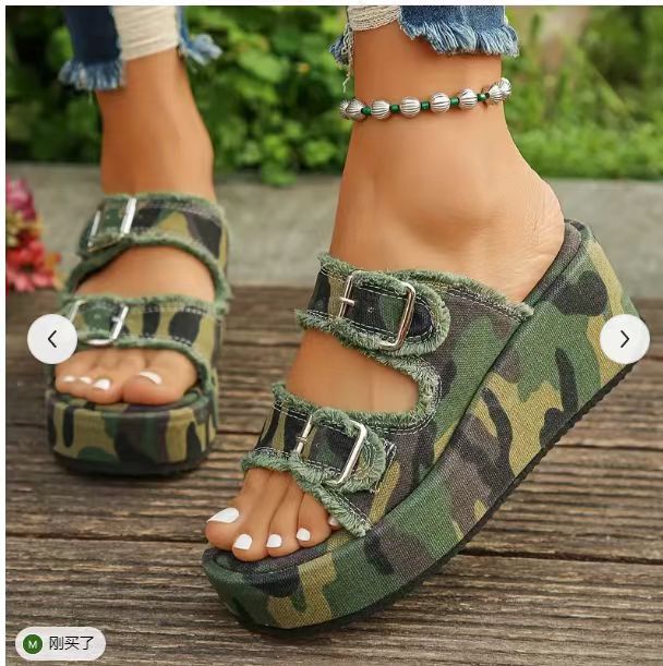 Dame Wedge-Pantoletten med moderne camouflage-design og justerbare stropper Stilla