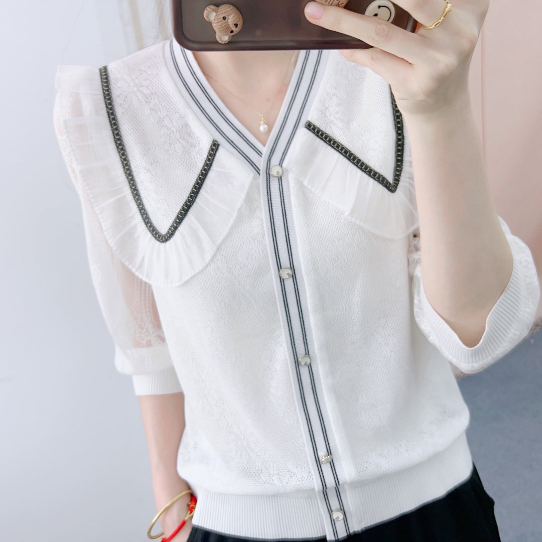 Damebluse med elegante flæsedetaljer og moderne knaplukning Stilla