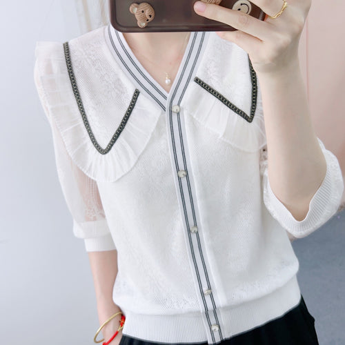Damebluse med elegante flæsedetaljer og moderne knaplukning Stilla