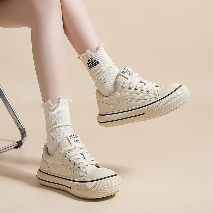 Dame Sneakers med tyk gummisål og stilfuldt overmateriale Stilla
