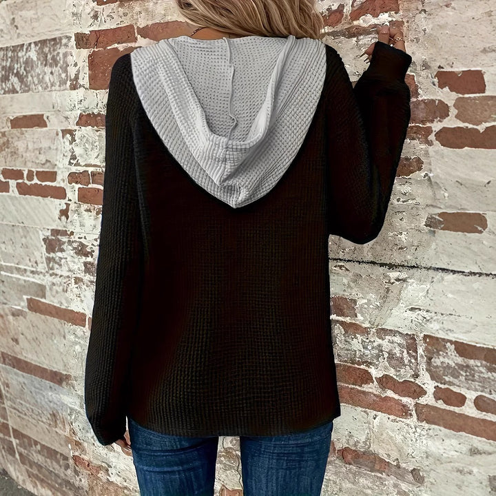 Dame afslappet hoodie med moderne knaplukning og kontrasterende hætte-design Stilla
