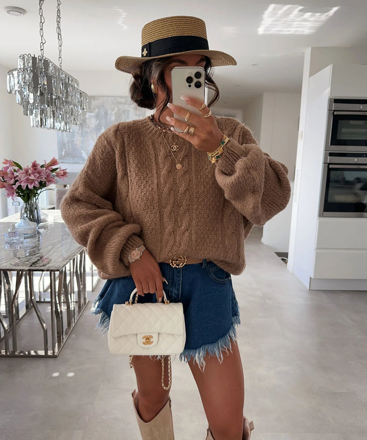 Kvinders chunky strik sweater med voluminøse ærmer og kabelmønster Stilla