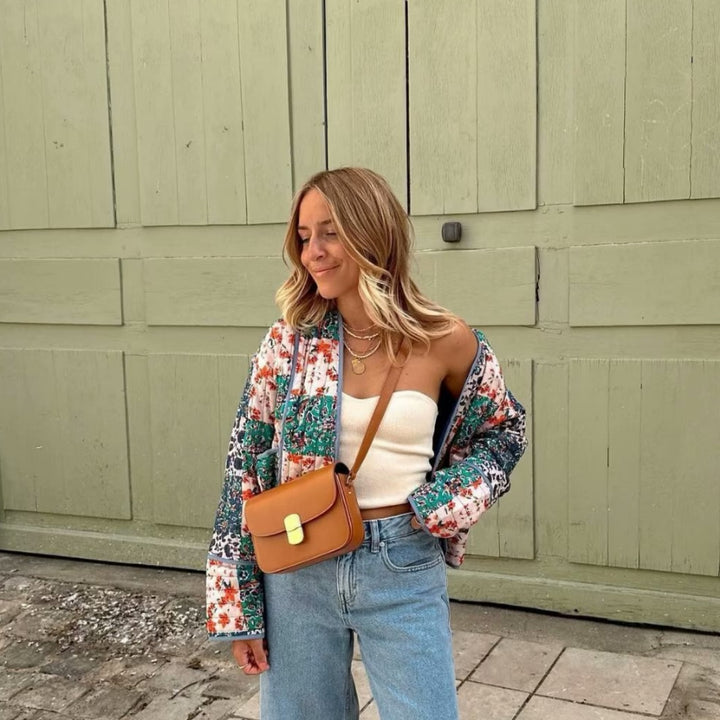 Dame Mode Patchwork-Jakke med alsidigt design og praktiske lommer Stilla
