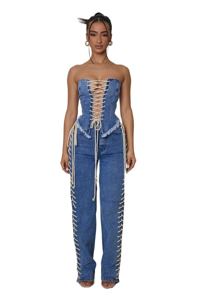Damer corset top med afslappede denim bukser og innovativ snøredesign Skovae